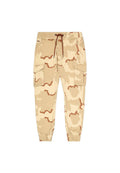 Beige Cargohosen im Camouflagemuster mit braunen Akzenten, elastischem Bund mit Kordelzug und Seitentaschen. Weicher Stoff mit elastischen Bündchen.