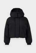 Schwarze, kurz geschnittene Pufferjacke mit hohem, gepolstertem Kragen, langen Ärmeln mit elastischen Bündchen und zwei Fronttaschen.