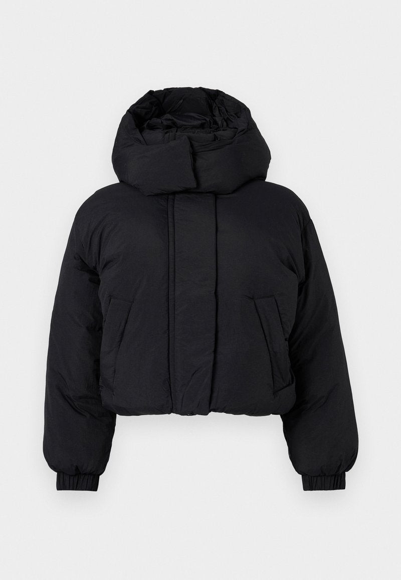 Schwarze, kurz geschnittene Pufferjacke mit hohem, gepolstertem Kragen, langen Ärmeln mit elastischen Bündchen und zwei Fronttaschen.