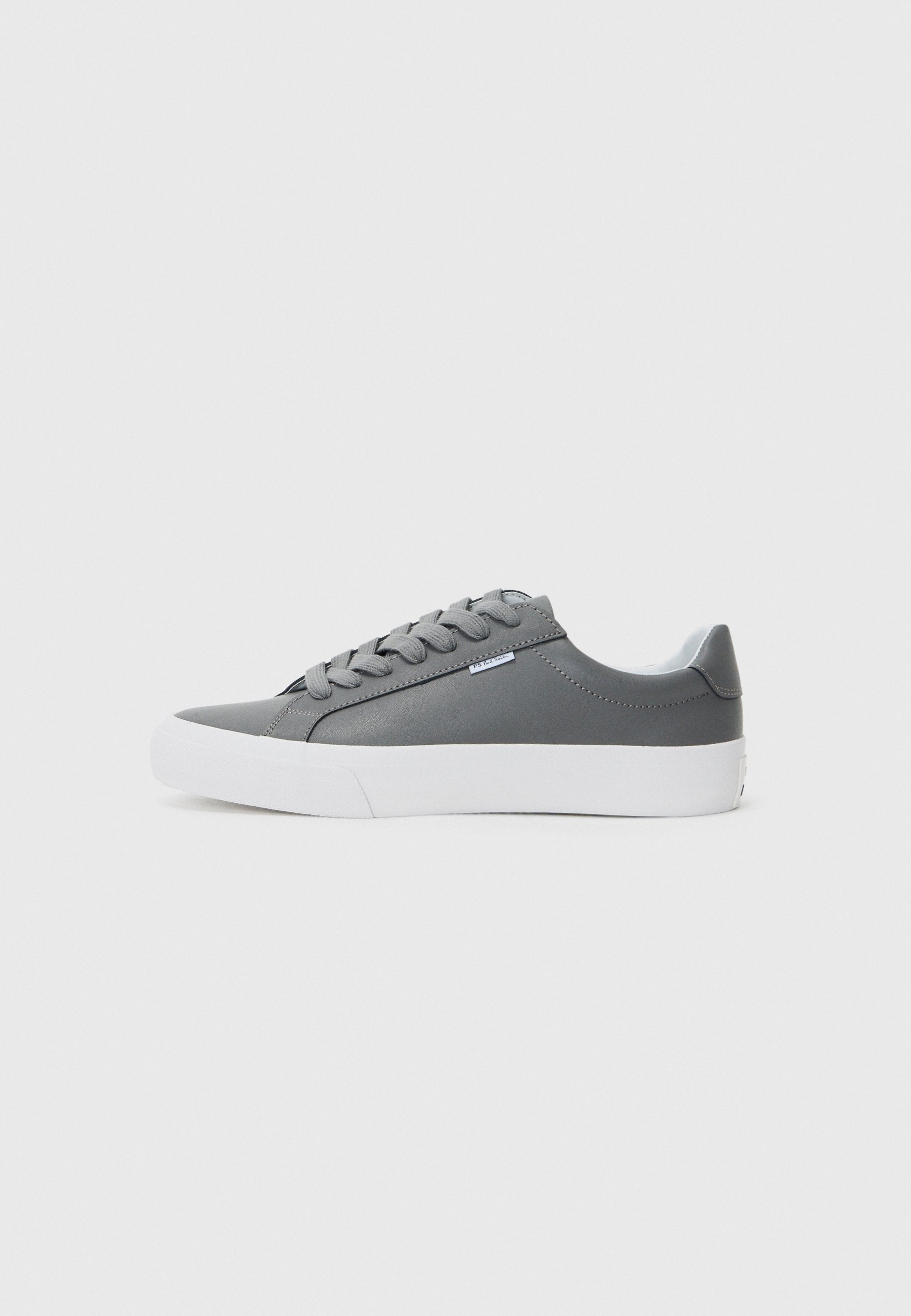 Grauer Sneaker mit einem glatten, synthetischen Obermaterial, runder Spitze, weißer Gummisohle und flachen Schnürsenkeln. Mit dezenten Logodetails an der Seite.