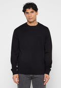 Schwarzer gerippter Pullover mit rundem Ausschnitt und langen Ärmeln; verfügt über dezentes Branding auf der Brust; glatte Textur.