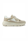 Beige Wildleder- und weiße Leder-Sneaker mit goldenen Akzenten, strukturiertem Material und dicker Sohle, mit runder Zehenkappe und Schnürdesign.
