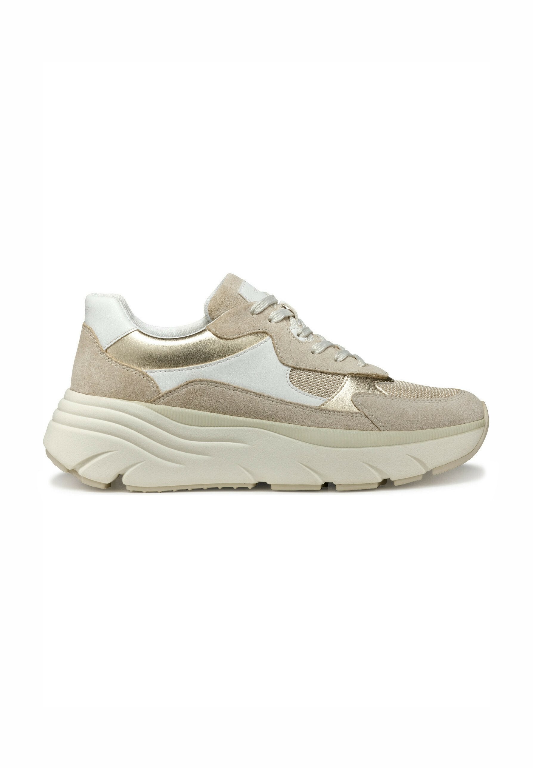 Beige Wildleder- und weiße Leder-Sneaker mit goldenen Akzenten, strukturiertem Material und dicker Sohle, mit runder Zehenkappe und Schnürdesign.