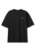 Schwarzes T-Shirt mit kurzen Ärmeln und Rundhalsausschnitt, mit kleinem weißem "PEGADOR"-Logo auf der linken Brust.