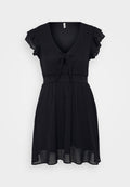 Schwarzes kurzes Kleid mit V-Ausschnitt, Rüschensäumen, einem gebundenen Detail an der Vorderseite und einem fließenden Rock mit transparenter Säumung. Hergestellt aus leichtem Stoff.
