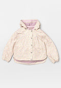 Helle rosa Blumenkopfjacke mit Kapuze, elastischen Bündchen und silbernen Druckknöpfen. Innen mit einer einfarbigen Pastellfarbe gefüttert.