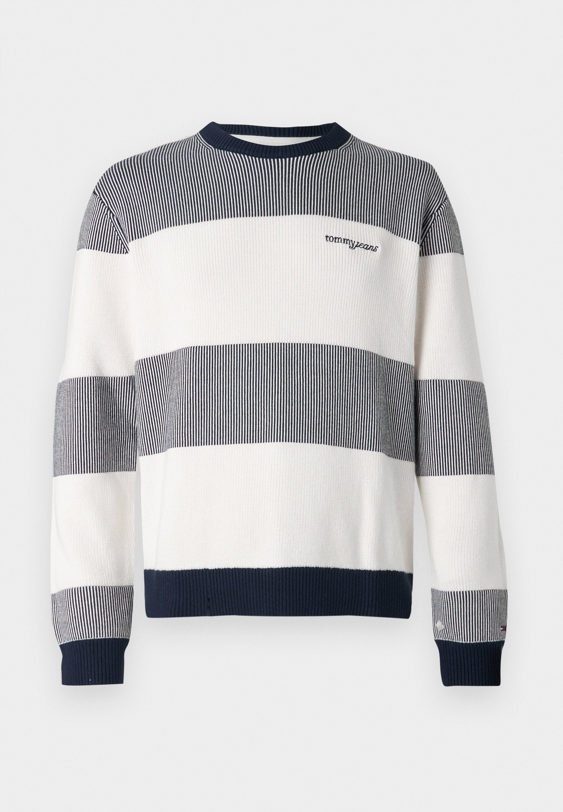 Gestreifter Pullover in Marineblau und Weiß, mit gerippter Textur, rundem Kragen und Logo-Stickerei auf der Brust.