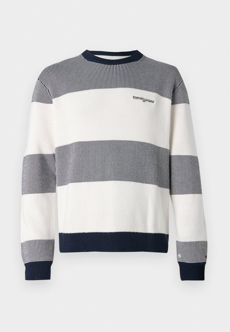 Gestreifter Pullover in Marineblau und Weiß, mit gerippter Textur, rundem Kragen und Logo-Stickerei auf der Brust.