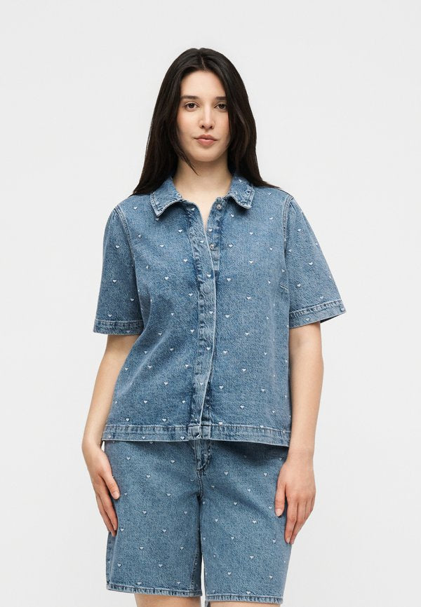 Vero Moda Curve VMCDIONNE SHIRT - Button-down blouse - medium blue denim