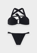 Schwarzes zweiteiliges Bikini-Set mit gepolstertem, gerafftem Oberteil mit überkreuzten Trägern und Knoten vorne, kombiniert mit einfachen Hüftslips.