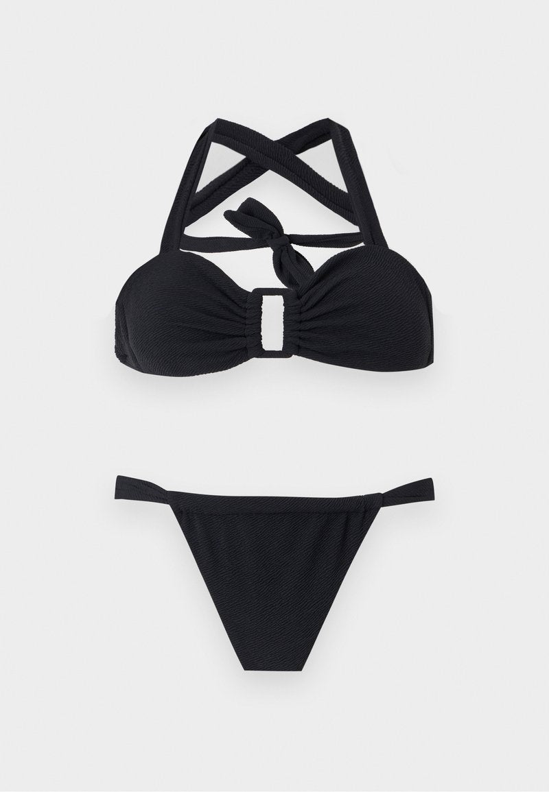 Schwarzes zweiteiliges Bikini-Set mit gepolstertem, gerafftem Oberteil mit überkreuzten Trägern und Knoten vorne, kombiniert mit einfachen Hüftslips.