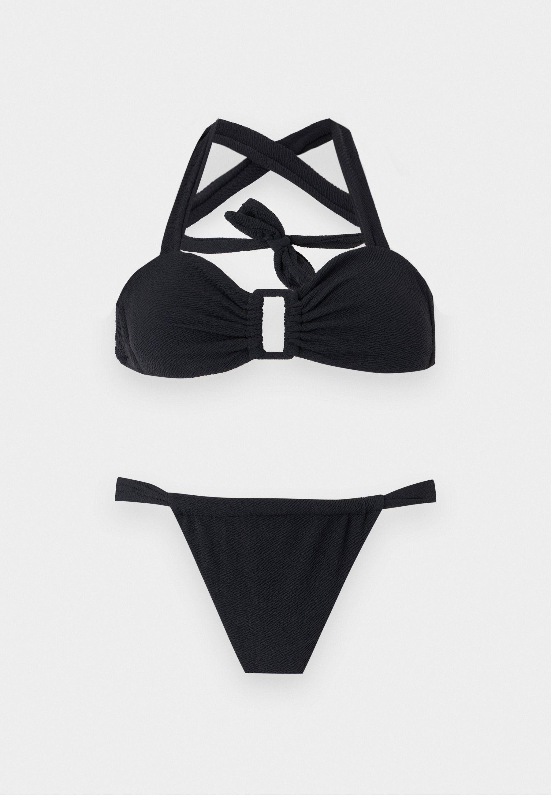 Schwarzes zweiteiliges Bikini-Set mit gepolstertem, gerafftem Oberteil mit überkreuzten Trägern und Knoten vorne, kombiniert mit einfachen Hüftslips.