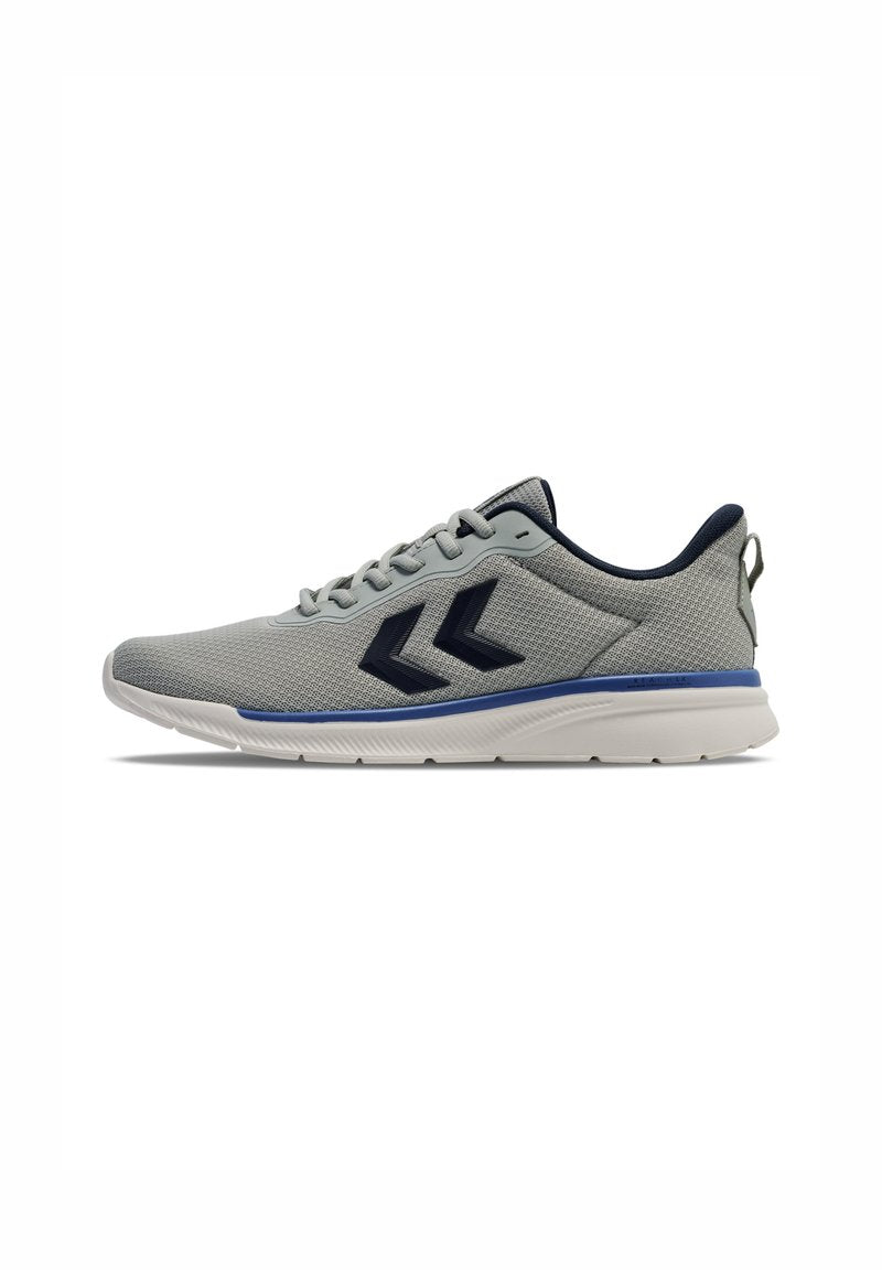 Graue Sportschuhe mit einem strukturierten Mesh-Obermaterial, marineblauen Akzenten und einer gepolsterten weißen Sohle. Verfügt über zwei Chevron-Logos an der Seite.