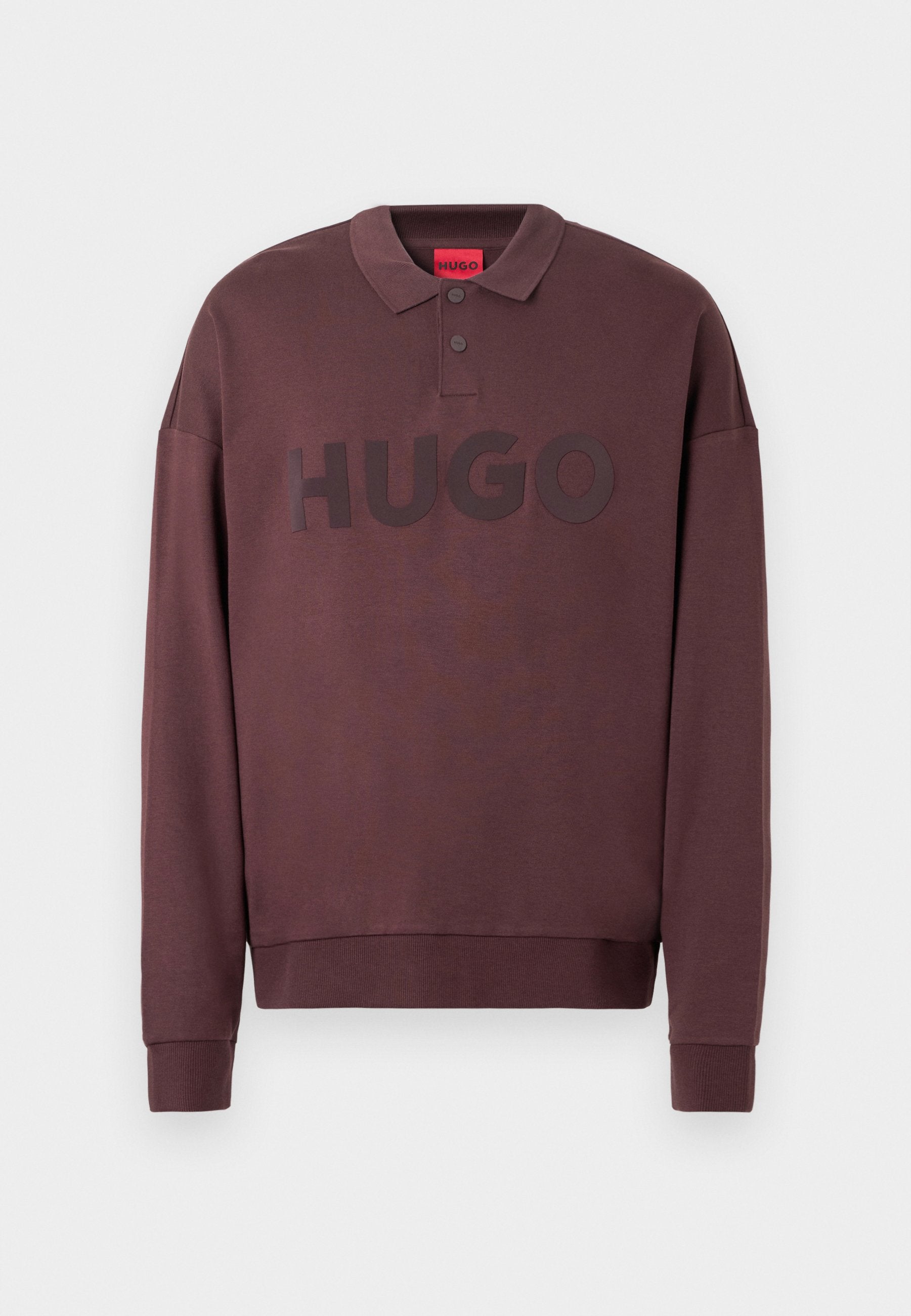 Dunkelbraunes Polo-Sweatshirt mit langen Ärmeln, gerippten Bündchen, zwei Knöpfen am Kragen und dem Schriftzug "HUGO" auf der Brust.