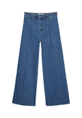 Weite Jeans aus Denim in Mittelblau, mit hoher Taille, Knopfverschluss und kontrastierenden vertikalen Nahtdetails an der Vorderseite.