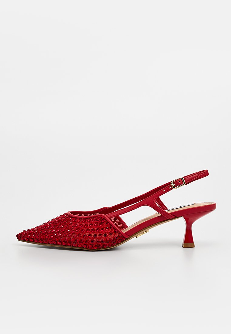 Roter Slingback-Pumps mit spitzer Zehenpartie, verziert mit strukturierten Strasssteinen. Verfügt über einen dünnen Knöchelriemen und einen niedrigen, durchsichtigen Blockabsatz.
