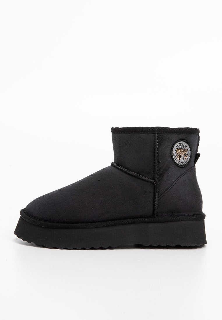 Schwarze Knöchelstiefel aus weichem Wildleder mit runder Zehenpartie, ausgestattet mit einer strukturierten Gummisohle und einem geprägten runden Logo an der Seite.