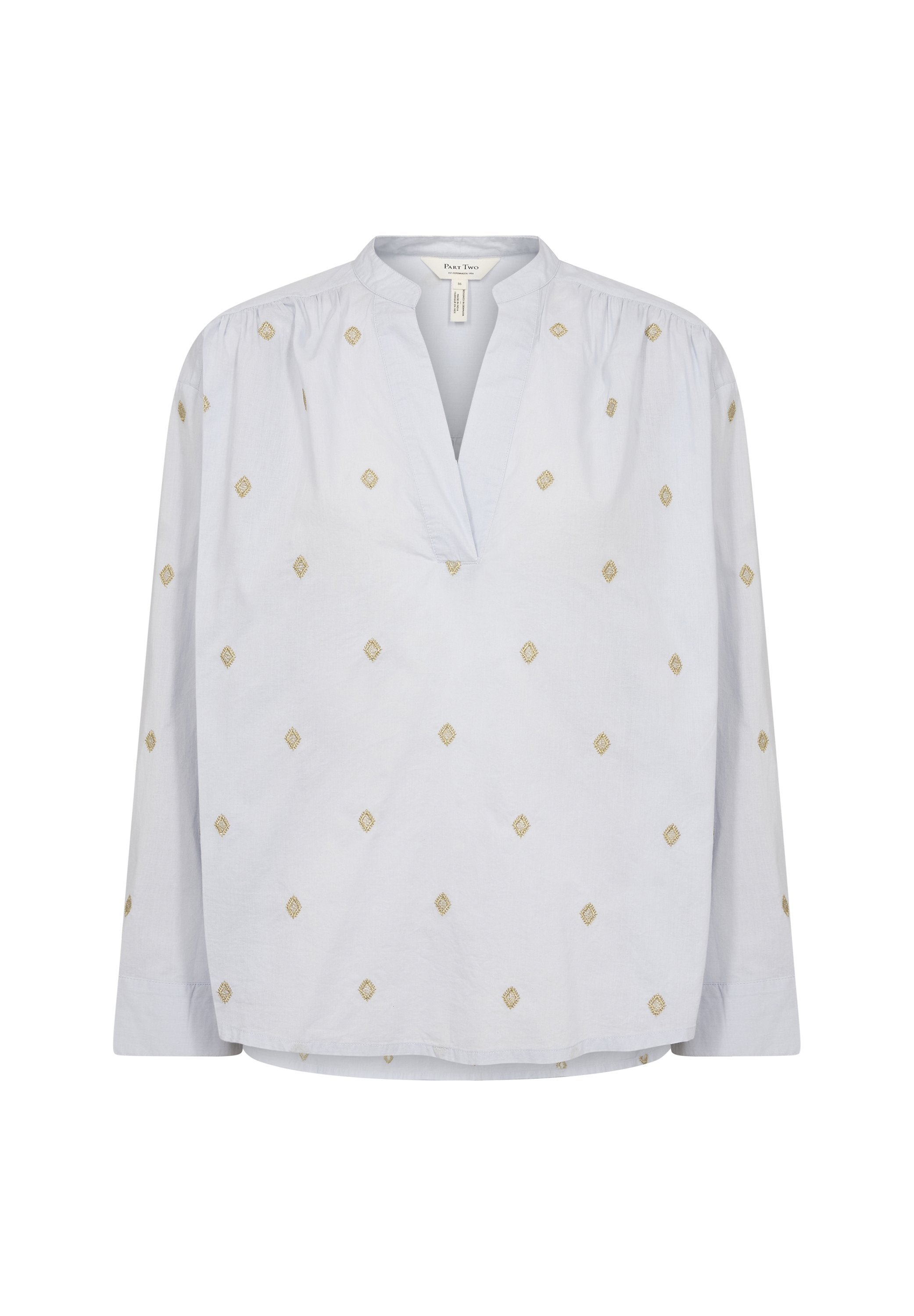 Hellbluse mit V-Ausschnitt und langen Ärmeln, die mit goldenen, diamantförmigen Stickereien versehen ist und an den Schultern geraffte Details aufweist.