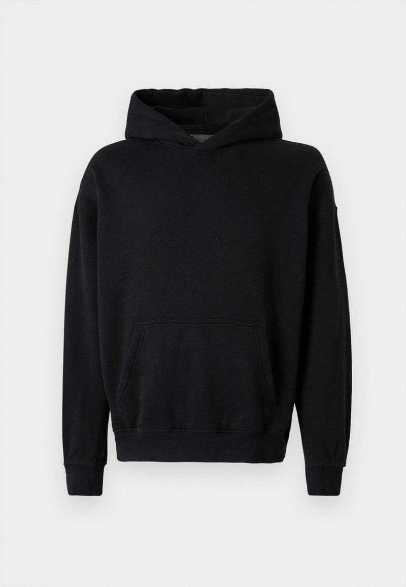Schwarze Baumwollkapuzenjacke mit verstellbarem Kapuzenzug, Fronttasche, langen Ärmeln sowie gerippten Bündchen und Saum. Glatte Textur, lässiges Design.