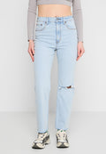 Hellblaue Hochwasserjeans mit geradem Schnitt, mit einem ausgefransten Knie, klassischem Fünf-Taschen-Design und Metallknopfverschluss.