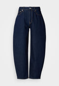 Dunkelblaue Jeans aus Denim mit lässiger Passform, geraden Beinen, Fünf-Taschen-Design und kontrastierenden gelben Nähten. Metallknopfverschluss an der Taille.