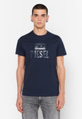 Navyblaue Baumwoll-T-Shirt mit einem metallischen "DIESEL"-Logo in der Mitte. Kurze Ärmel, Rundhalsausschnitt und weiche Textur.
