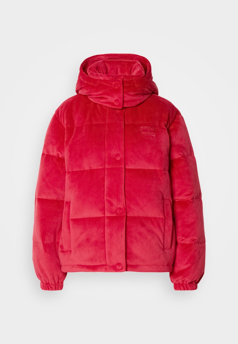 Rote Pufferjacke aus weichem, plüschigem Material. Verfügt über einen hohen Kragen, eine Knopfleiste, elastische Bündchen und ein gestepptes Design mit Seitentaschen.