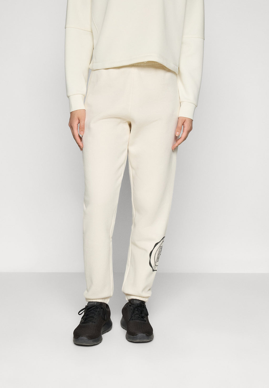 DKNY MEDALLION LOGO SMOCKED RELAXED SWEATPANT