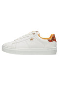 Weiße Sneakers mit strukturiertem Lederobermaterial, goldenen Akzenten und einer gemusterten rot-orangefarbenen Ferse. Flache Gummisohle und Schnürdesign.