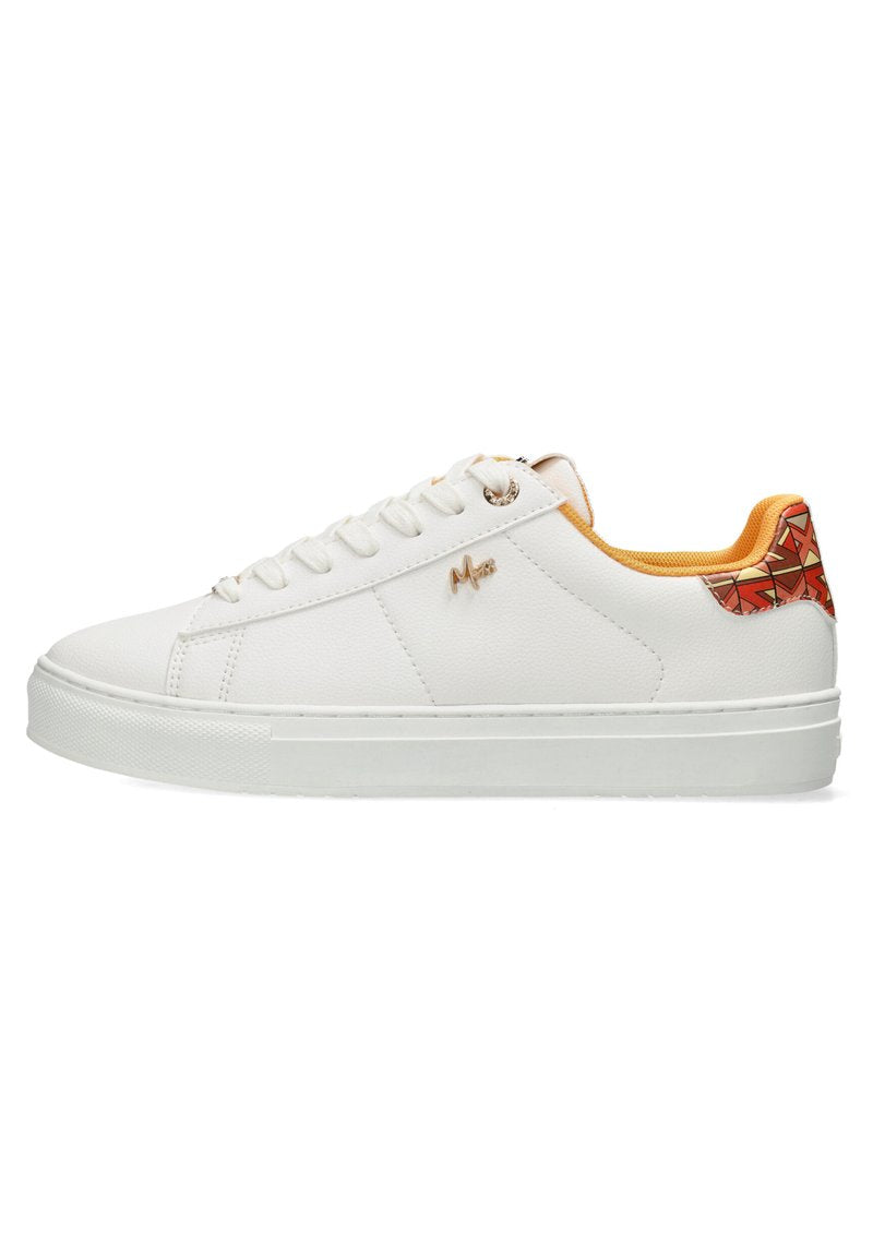 Weiße Sneakers mit strukturiertem Lederobermaterial, goldenen Akzenten und einer gemusterten rot-orangefarbenen Ferse. Flache Gummisohle und Schnürdesign.