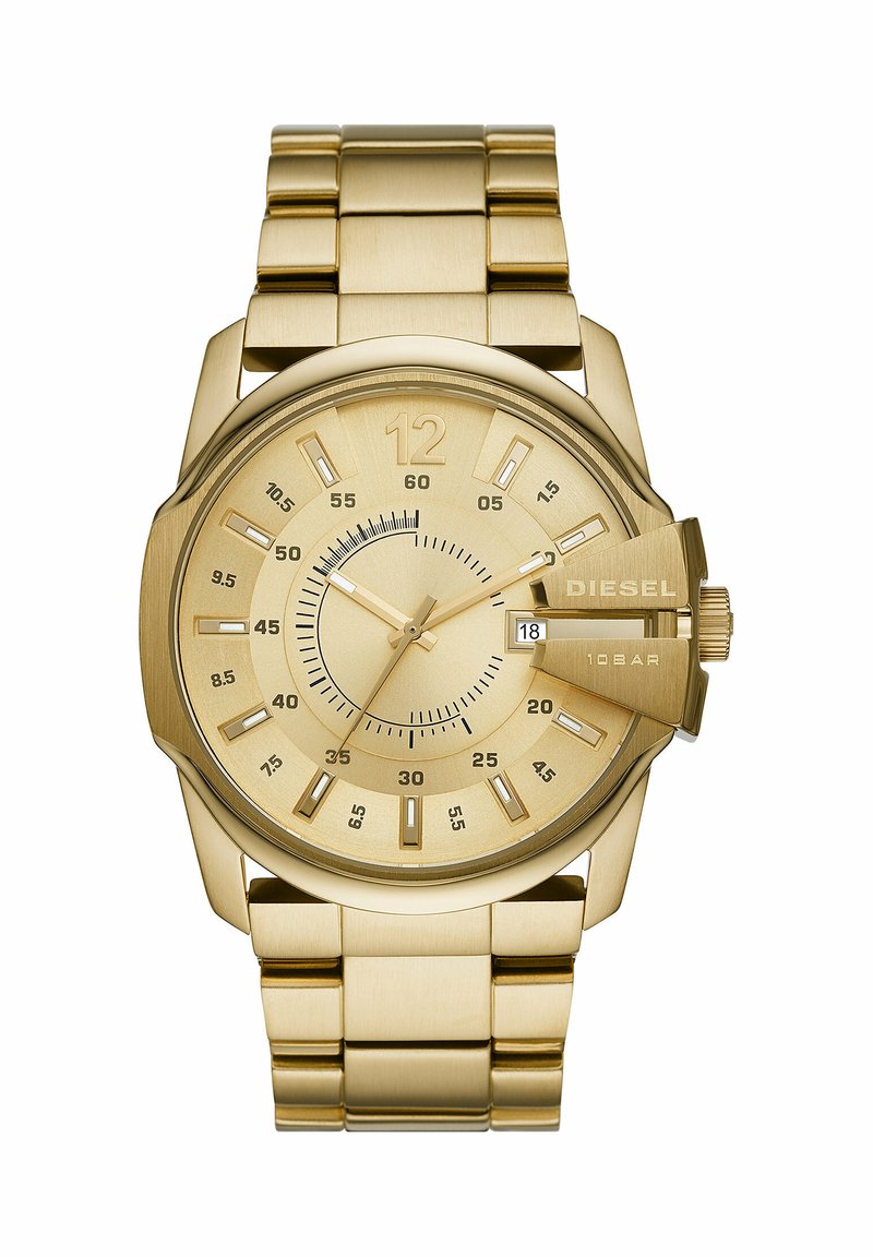 Goldene Diesel-Armbanduhr mit Metallgliederarmband, rundem Zifferblatt, Datumsfenster und markantem Kronenschutz auf der rechten Seite.