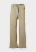Beige Schlagjeans mit fransigem Saum, aus Denim gefertigt, mit einem Gürtel und vier Taschen. Sanfte Textur mit sichtbaren Nähdetails.