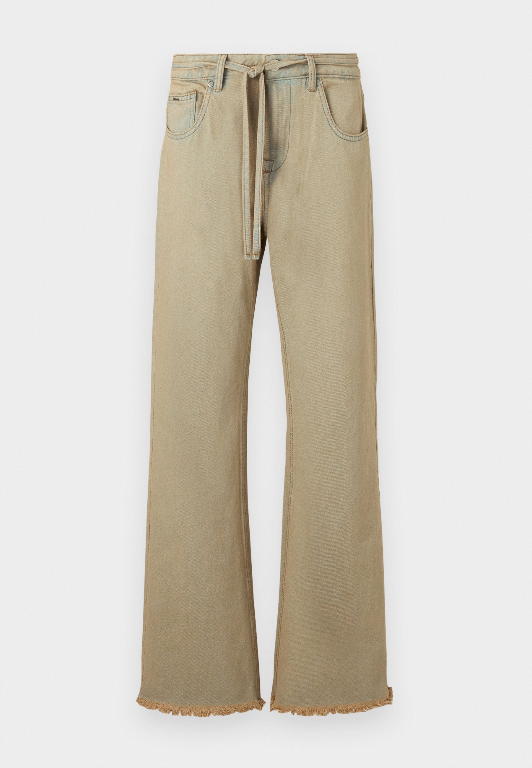Beige Schlagjeans mit fransigem Saum, aus Denim gefertigt, mit einem Gürtel und vier Taschen. Sanfte Textur mit sichtbaren Nähdetails.