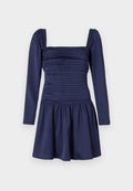 Marineblaues Kleid mit langen Puffärmeln, gerafftem Oberteil und gerafftem Rock. Glatter Stoff mit einem strukturierten quadratischen Ausschnitt.