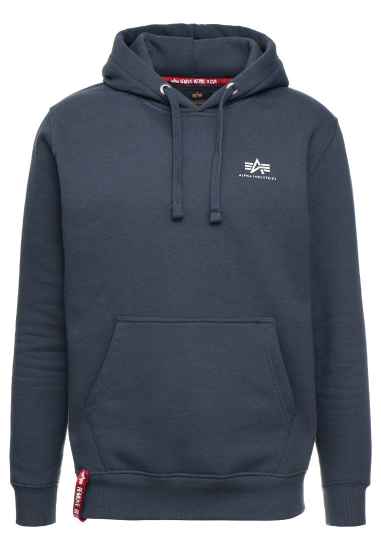 Dunkelblauer Hoodie mit einer vorderen Kängurutasche, Kapuze mit Kordelzug und einem weißen Logo auf der Brust. Weicher Stoff mit gerippten Bündchen und Saum.