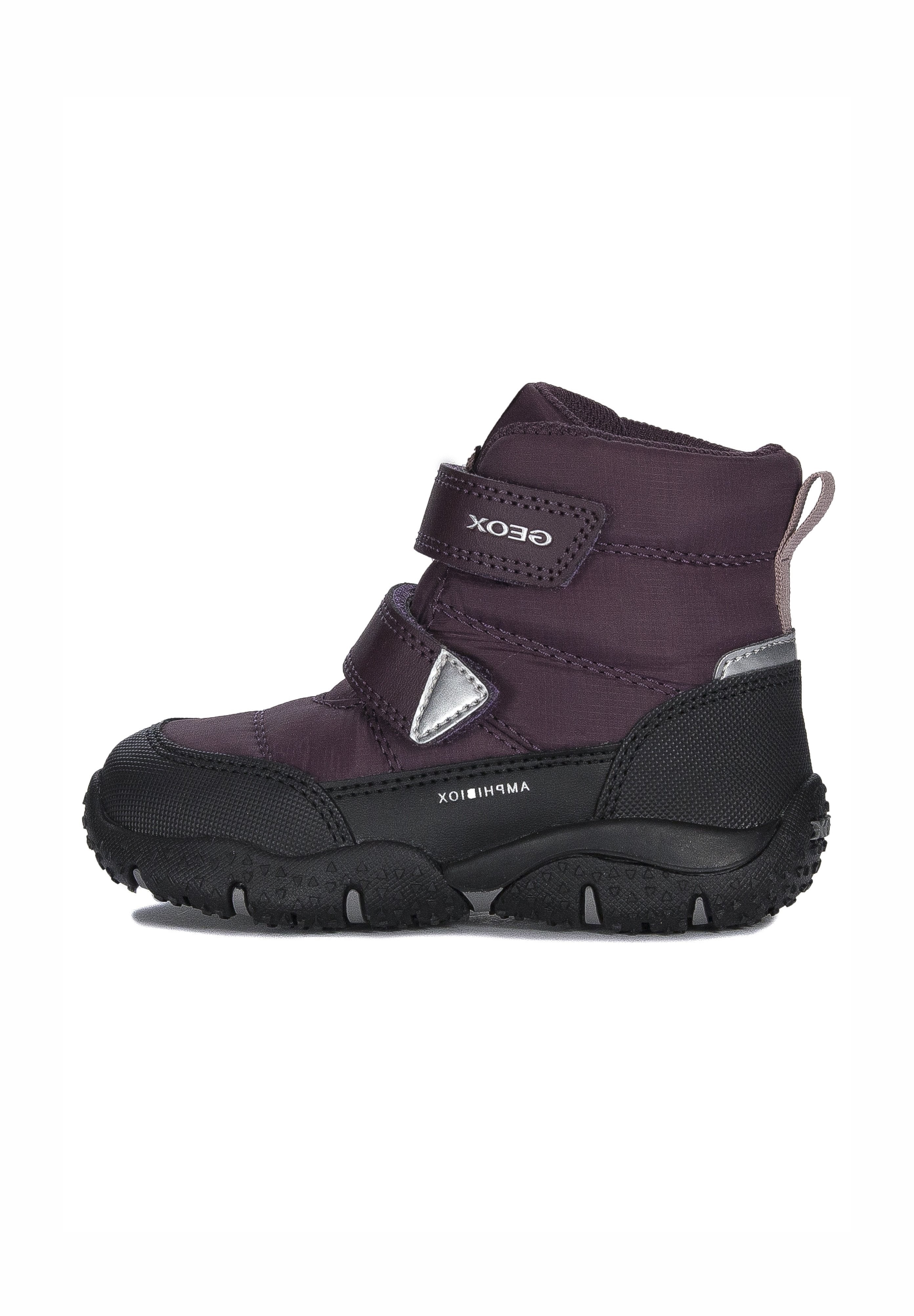 Lila wasserdichte Knöchelstiefel mit zwei Klettverschlüssen, schwarzer Gummisohle und silbernen Akzenten. Strukturiertes Material und strapazierfähiges Design.