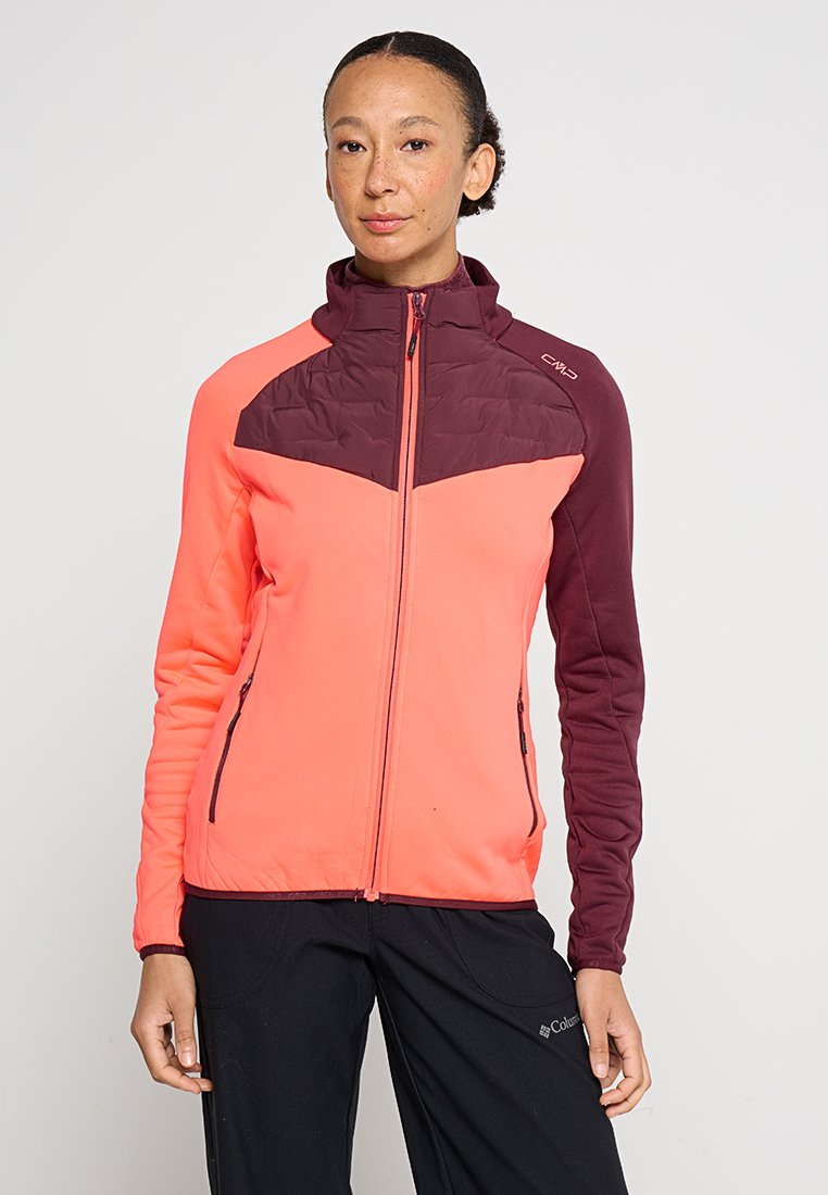 Rosa und dunkelburgunderfarbener Fleece-Jacke mit hohem Kragen, durchgehendem Reißverschluss, strukturiertem Vorderteil, seitlichen Taschen und tailliertem Design.