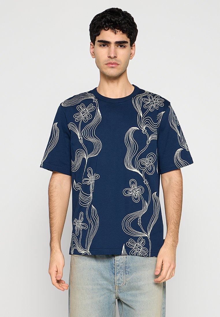 Marineblaue Kurzarm-T-Shirt mit weißem Blumen- und Wellenmuster; aus Baumwolle gefertigt, mit lockerem Schnitt und Rundhalsausschnitt.