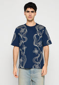 Marineblaue Kurzarm-T-Shirt mit weißem Blumen- und Wellenmuster; aus Baumwolle gefertigt, mit lockerem Schnitt und Rundhalsausschnitt.