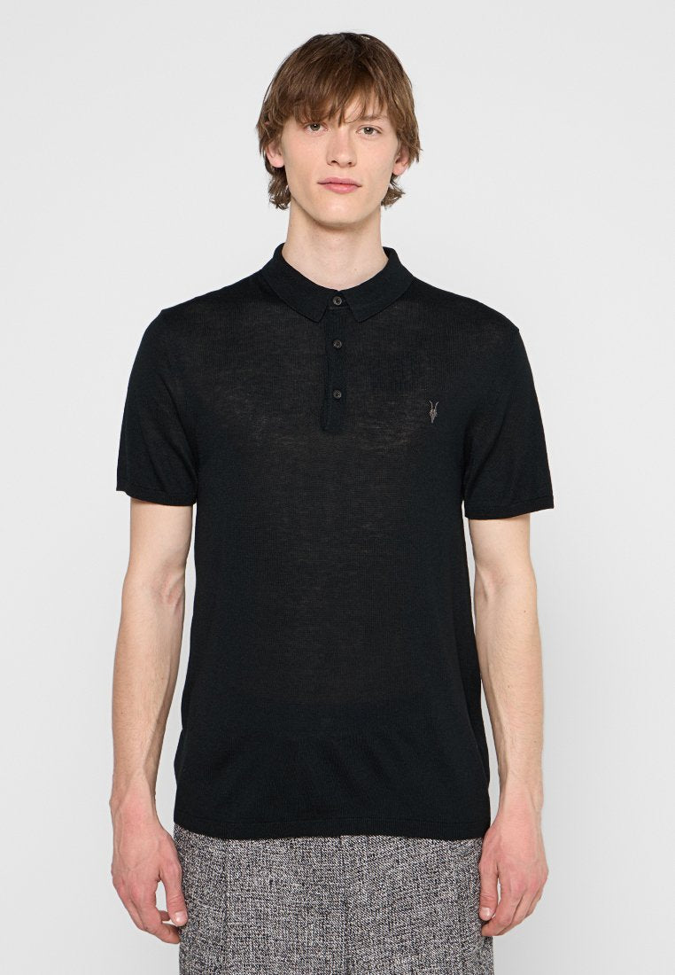 Schwarzes Polo-Shirt mit kurzen Ärmeln und strukturiertem Muster, mit einem Kragen, drei Knöpfen und einem kleinen gestickten Logo auf der Brust.