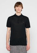 Schwarzes Polo-Shirt mit kurzen Ärmeln und strukturiertem Muster, mit einem Kragen, drei Knöpfen und einem kleinen gestickten Logo auf der Brust.