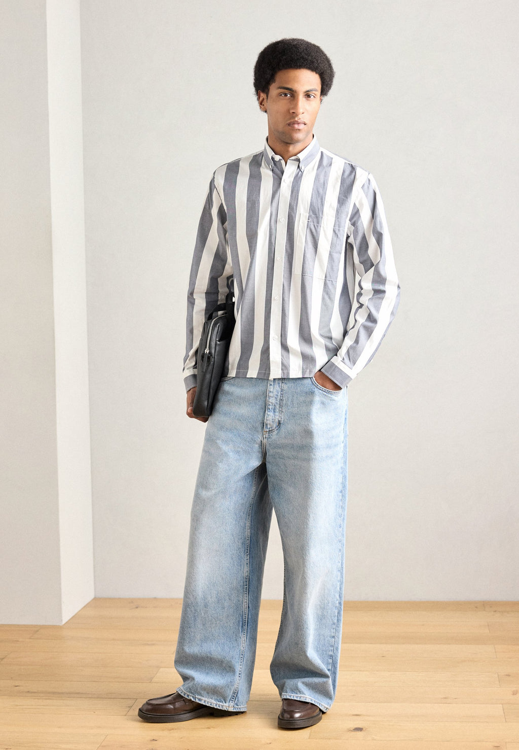 STRIPED CROPPED SHIRT Media 2