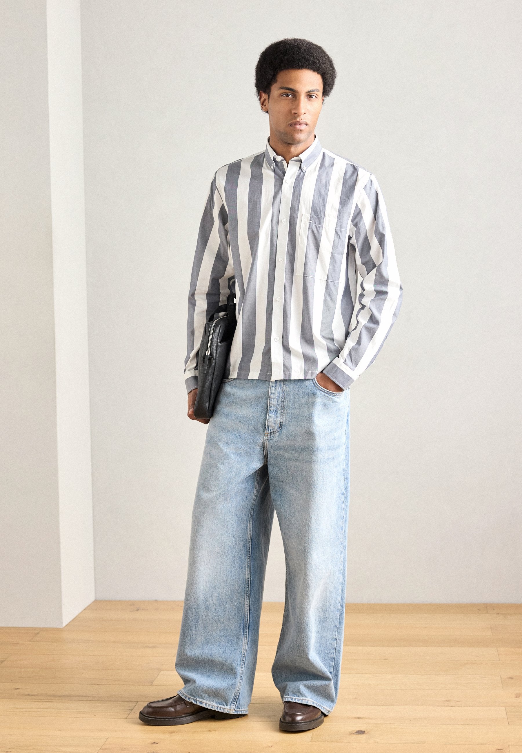 STRIPED CROPPED SHIRT Media 2