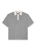 Poloshirt mit kurzen Ärmeln, ausgestattet mit einem dunkelblauen und weißen Streifenmuster, einem elfenbeinfarbenen Kragen und einer dreiknöpfigen Knopfleiste. Strukturierter Stoff.