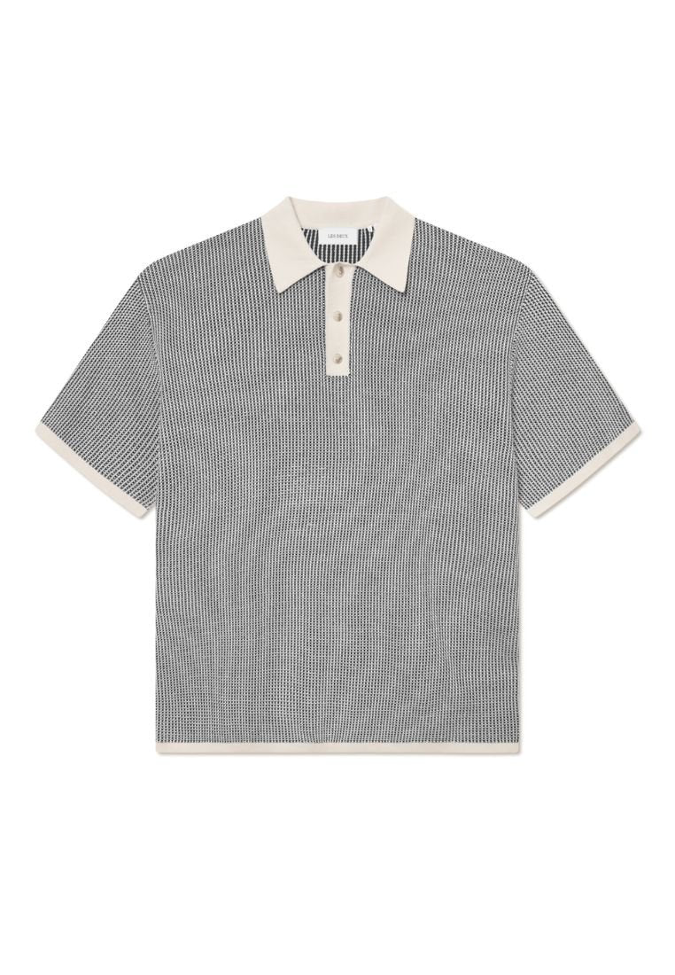 Poloshirt mit kurzen Ärmeln, ausgestattet mit einem dunkelblauen und weißen Streifenmuster, einem elfenbeinfarbenen Kragen und einer dreiknöpfigen Knopfleiste. Strukturierter Stoff.