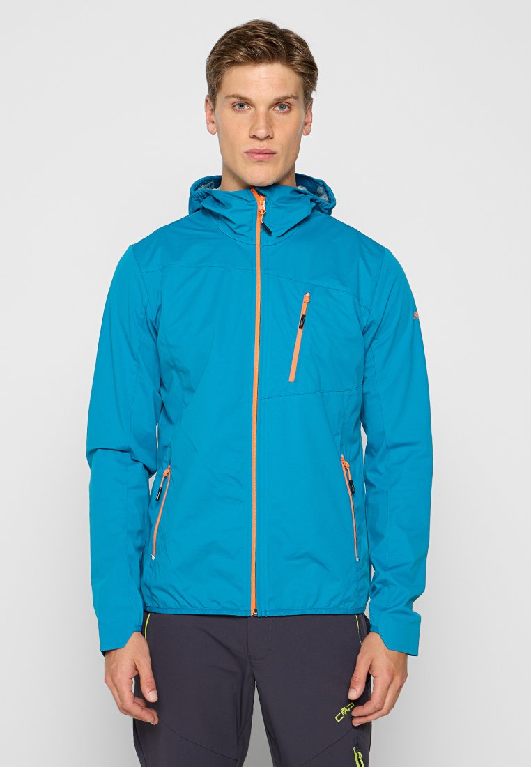 Blaue wasserdichte Jacke mit verstellbarem Hut, orangefarbenen Reißverschlüssen und einer Brusttasche. Leichter Stoff mit weicher Textur und enger Passform.