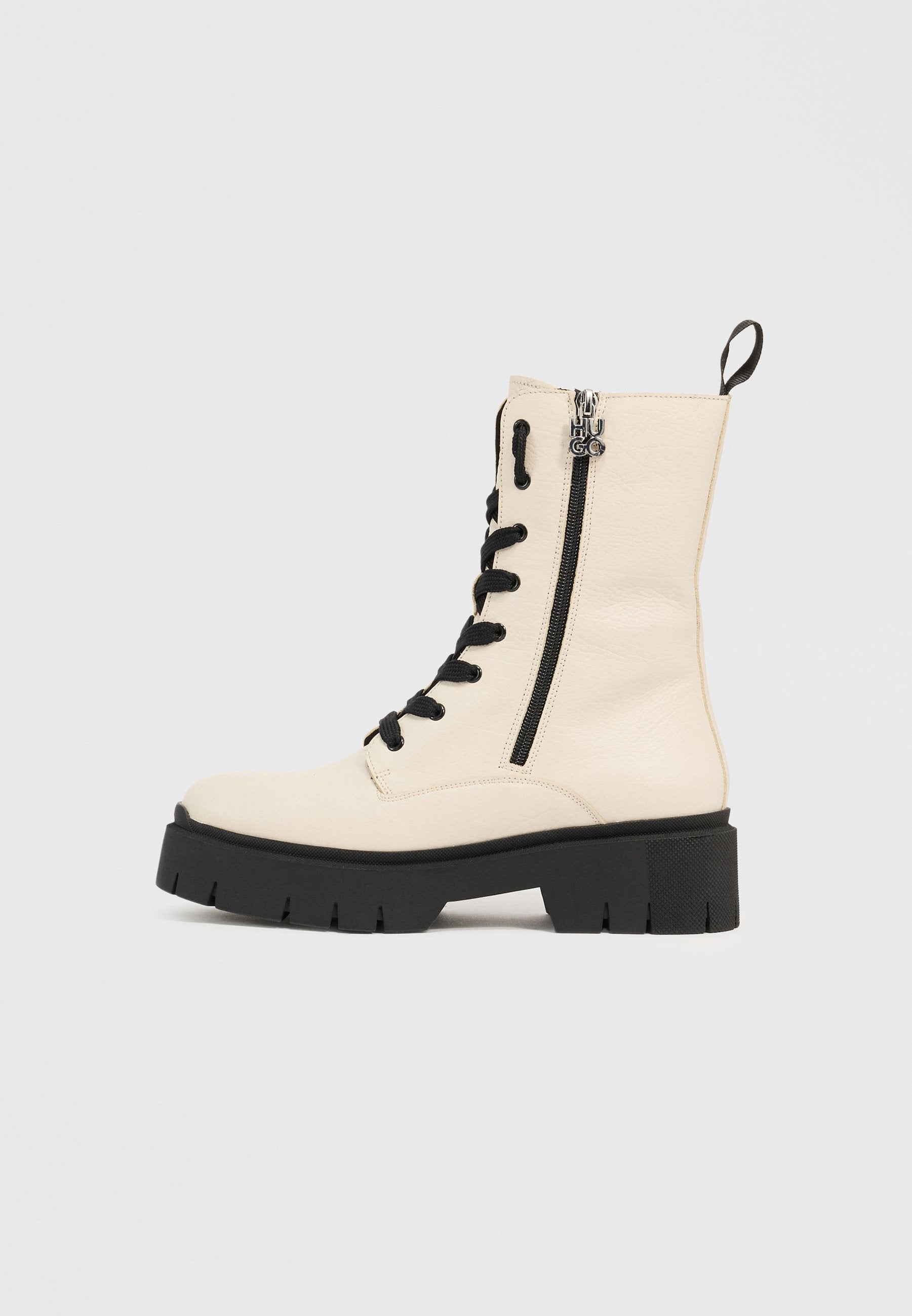Weißer Leder-Schnürstiefel mit schwarzer Hardware und einer dicken schwarzen Sohle. Verfügt über einen seitlichen Reißverschluss und eine Zuglasche hinten.