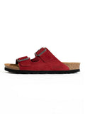 Rote Wildledersandalen mit zwei verstellbaren Riemen, Korkfußbett und schwarzer Gummisohle. Mit dezenter Prägung des Logos an der Seite.