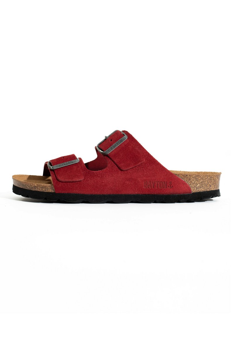 Rote Wildledersandalen mit zwei verstellbaren Riemen, Korkfußbett und schwarzer Gummisohle. Mit dezenter Prägung des Logos an der Seite.