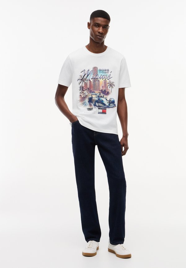 Tommy Hilfiger TH X CADILLAC FORMULA 1 TEAM MIAMI GRAPHIC TEE UNISEX - Print T-shirt - white